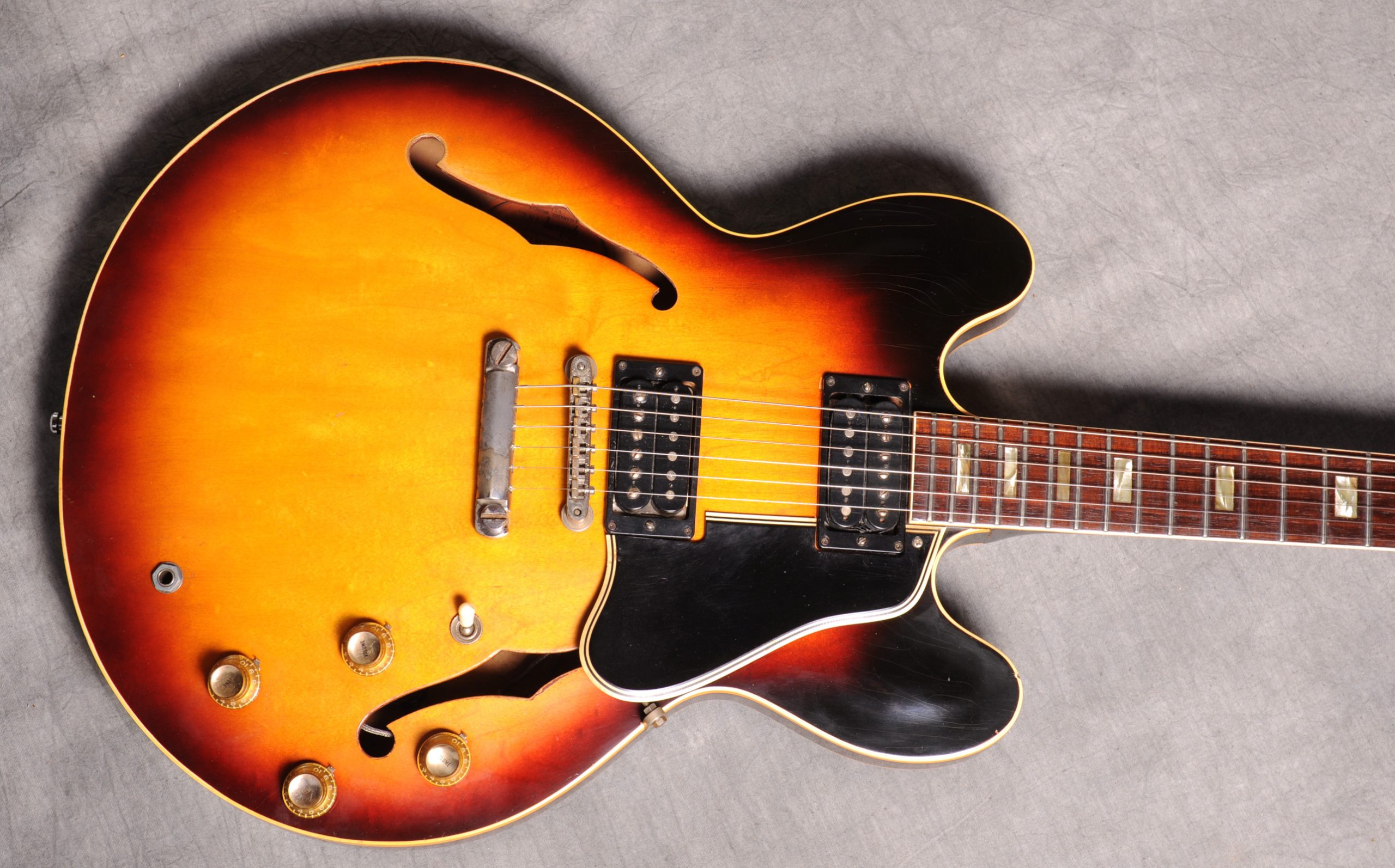 Gibson ES-335TD 1962 – sunburst – Front 2 Gibson ES-335TD 1962 - sunburst - Front 2